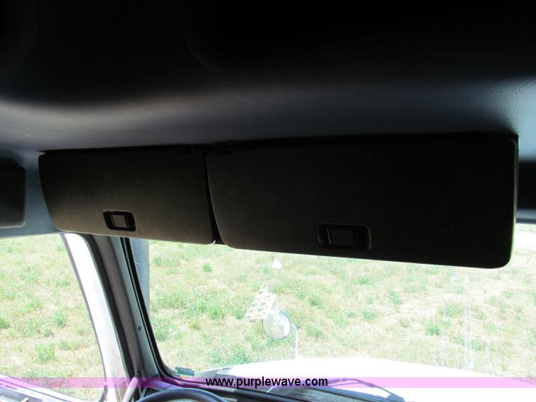 image for item C2435 1999 Volvo VN semi truck