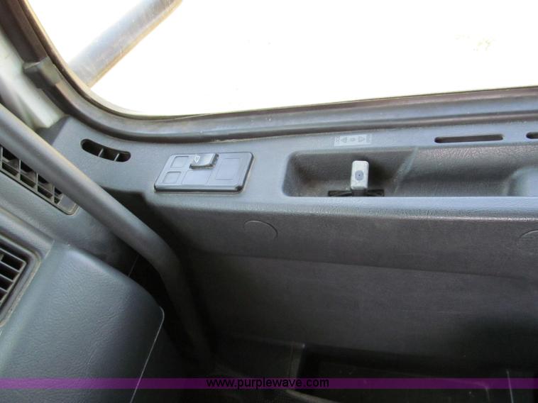 image for item C2435 1999 Volvo VN semi truck