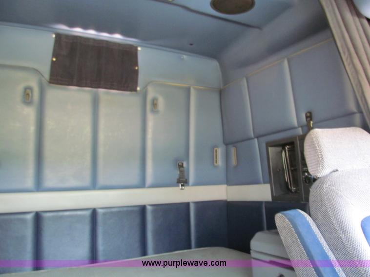 image for item C2435 1999 Volvo VN semi truck