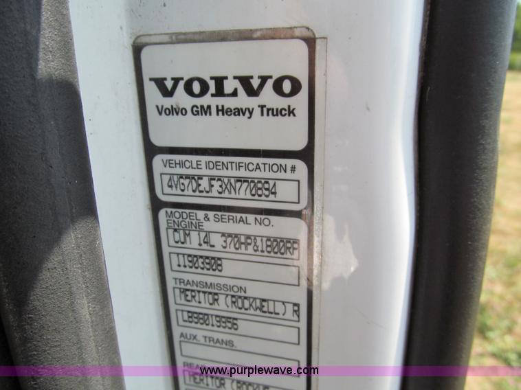 image for item C2435 1999 Volvo VN semi truck