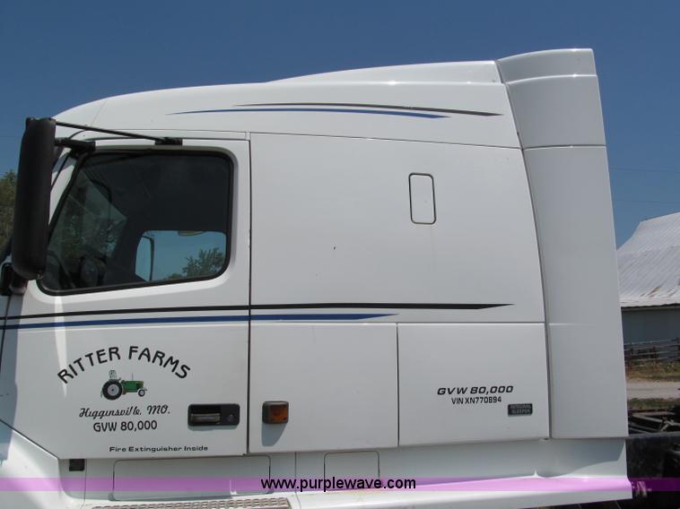 image for item C2435 1999 Volvo VN semi truck