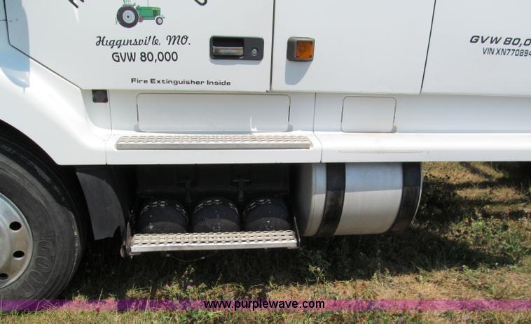 image for item C2435 1999 Volvo VN semi truck