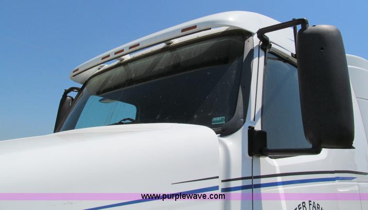 image for item C2435 1999 Volvo VN semi truck