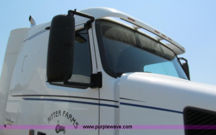 image for item C2435 1999 Volvo VN semi truck