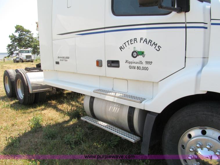 image for item C2435 1999 Volvo VN semi truck