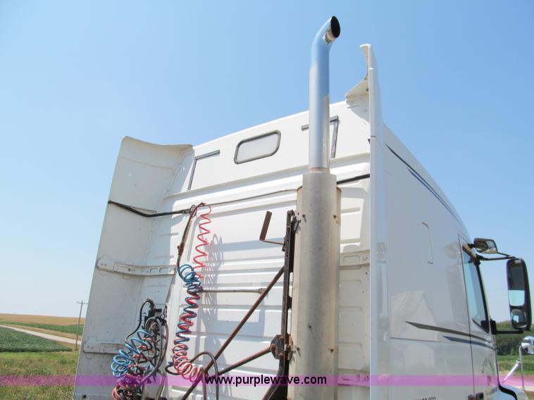 image for item C2435 1999 Volvo VN semi truck