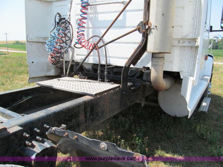 image for item C2435 1999 Volvo VN semi truck