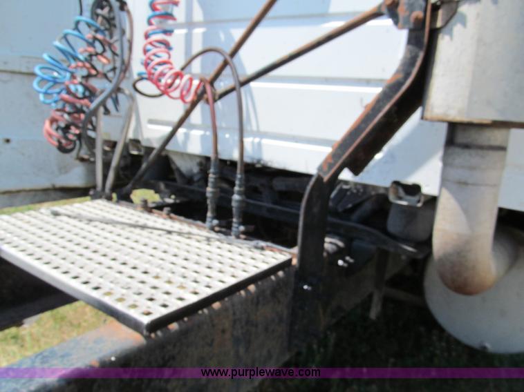 image for item C2435 1999 Volvo VN semi truck