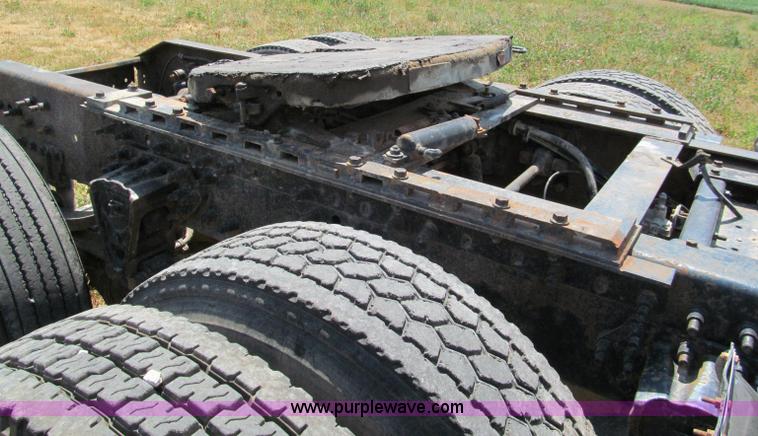 image for item C2435 1999 Volvo VN semi truck