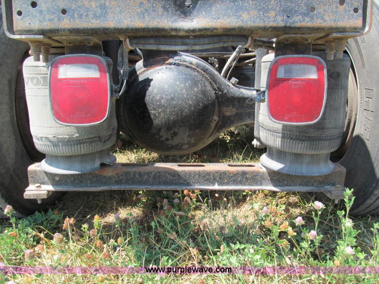 image for item C2435 1999 Volvo VN semi truck