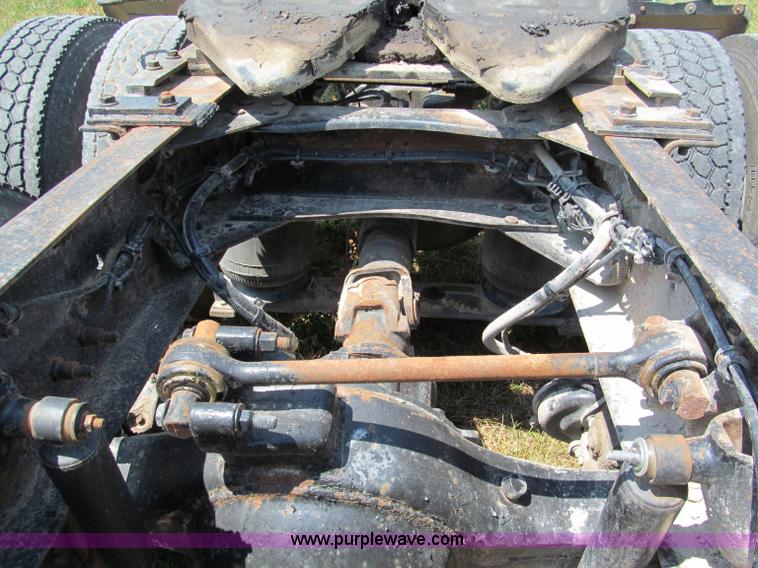 image for item C2435 1999 Volvo VN semi truck