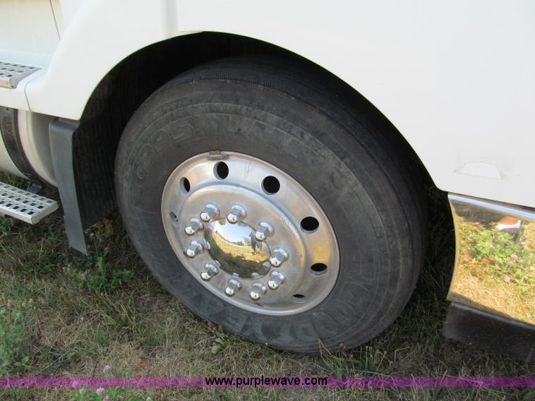 image for item C2435 1999 Volvo VN semi truck