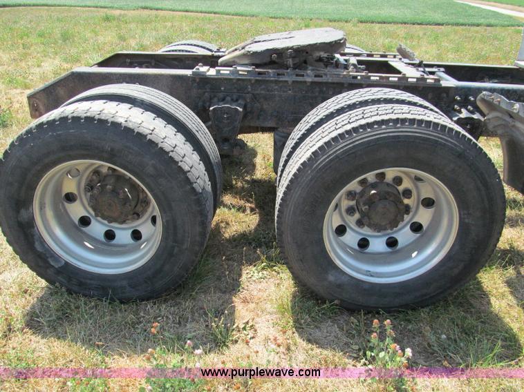 image for item C2435 1999 Volvo VN semi truck