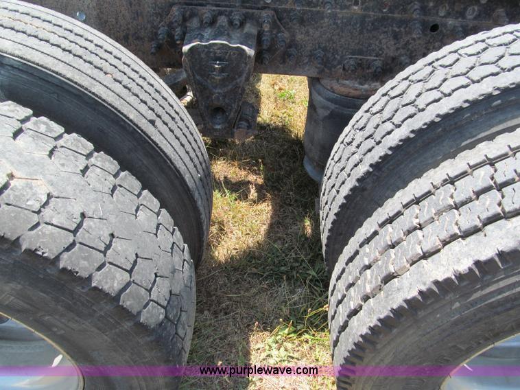 image for item C2435 1999 Volvo VN semi truck