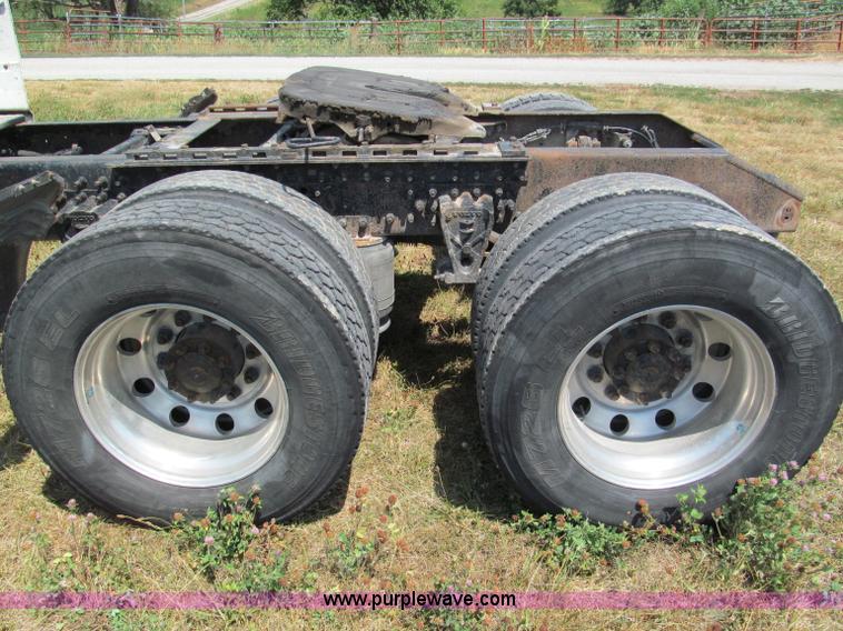 image for item C2435 1999 Volvo VN semi truck