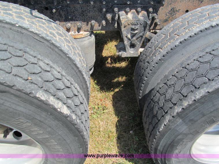 image for item C2435 1999 Volvo VN semi truck