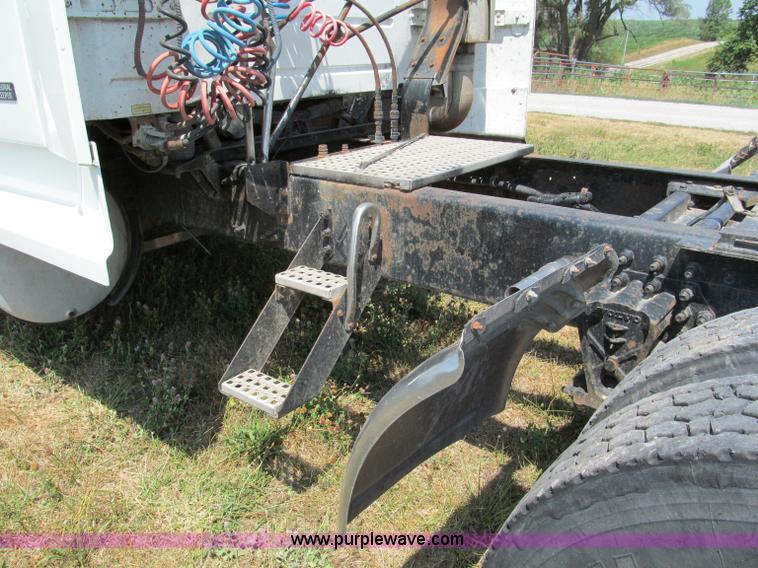 image for item C2435 1999 Volvo VN semi truck