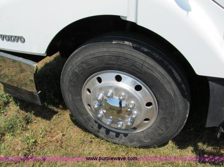 image for item C2435 1999 Volvo VN semi truck