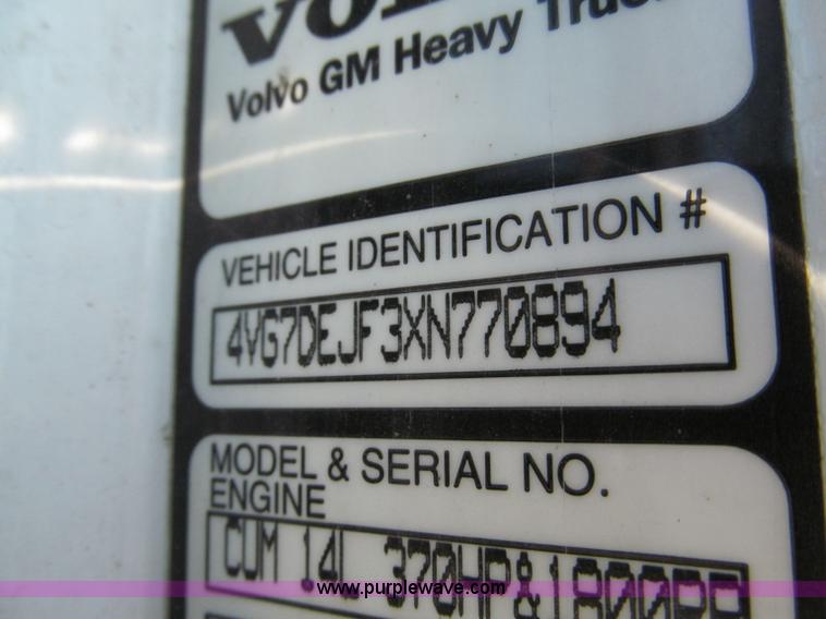 image for item C2435 1999 Volvo VN semi truck