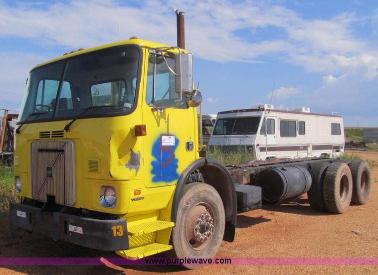 image for item F4524 2000 Volvo WXR semi truck cab and chassis