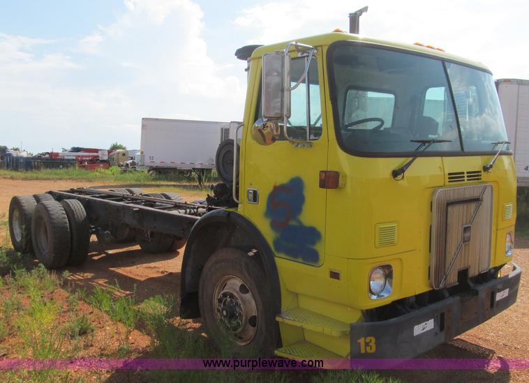 image for item F4524 2000 Volvo WXR semi truck cab and chassis