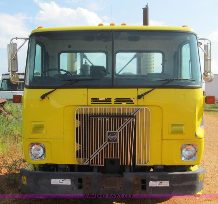 image for item F4524 2000 Volvo WXR semi truck cab and chassis