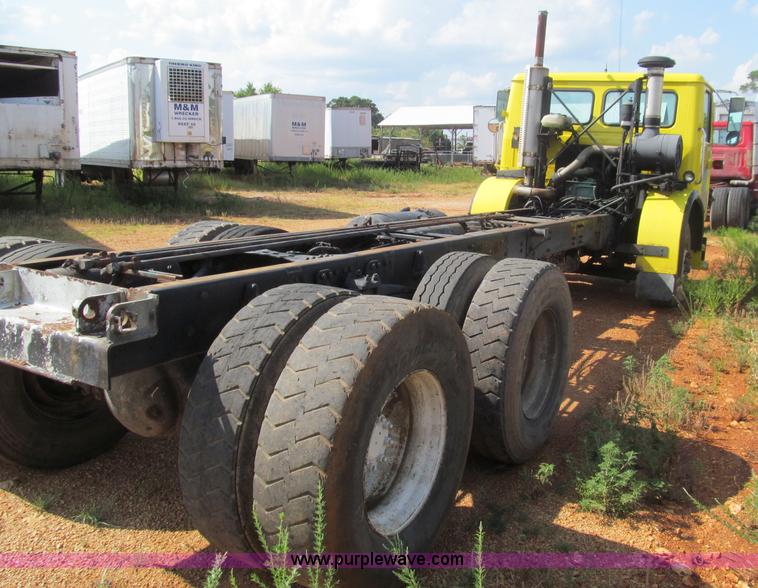 image for item F4524 2000 Volvo WXR semi truck cab and chassis