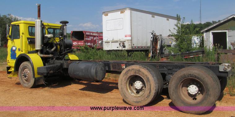 image for item F4524 2000 Volvo WXR semi truck cab and chassis