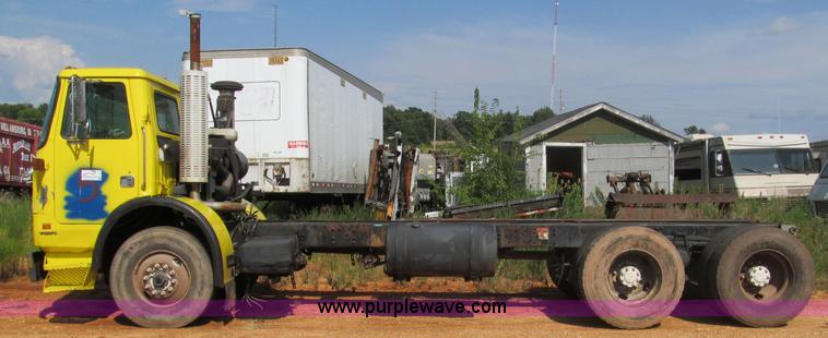 image for item F4524 2000 Volvo WXR semi truck cab and chassis