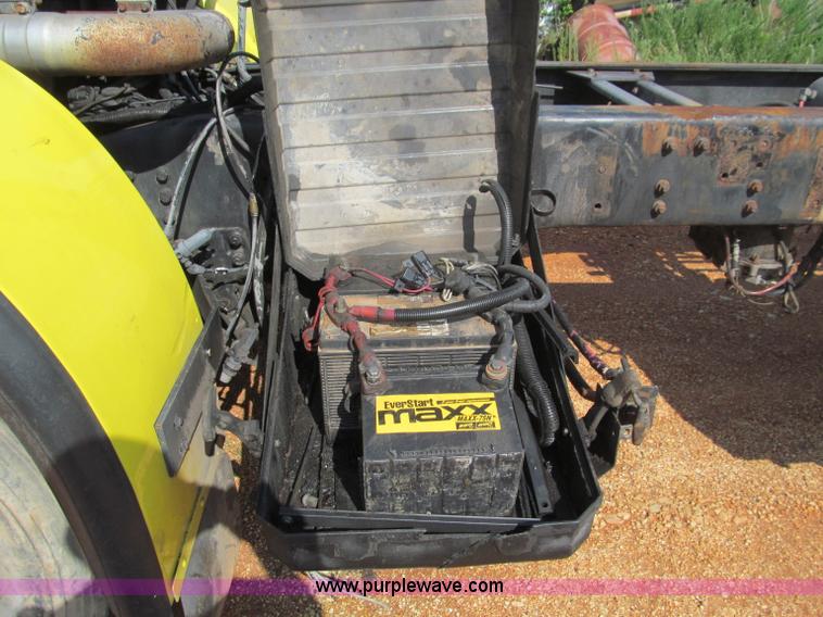 image for item F4524 2000 Volvo WXR semi truck cab and chassis