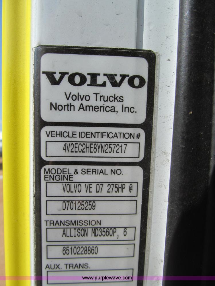 image for item F4524 2000 Volvo WXR semi truck cab and chassis