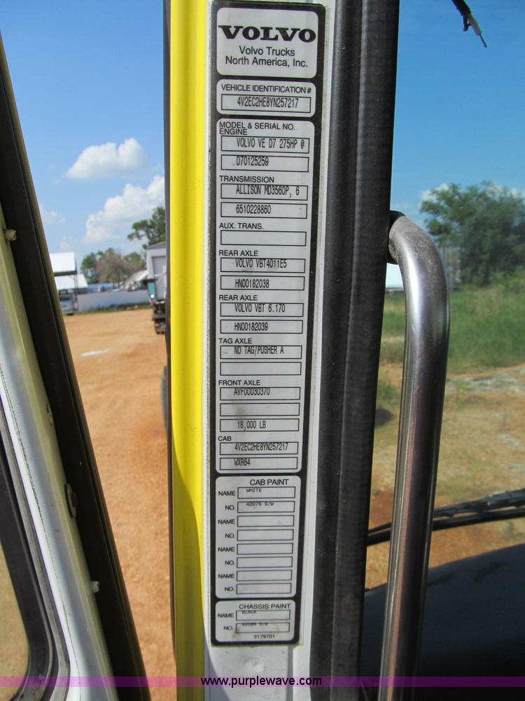 image for item F4524 2000 Volvo WXR semi truck cab and chassis