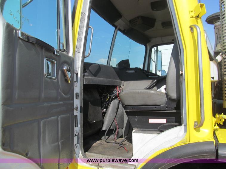 image for item F4524 2000 Volvo WXR semi truck cab and chassis