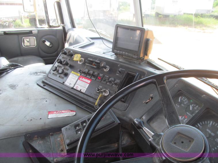 image for item F4524 2000 Volvo WXR semi truck cab and chassis