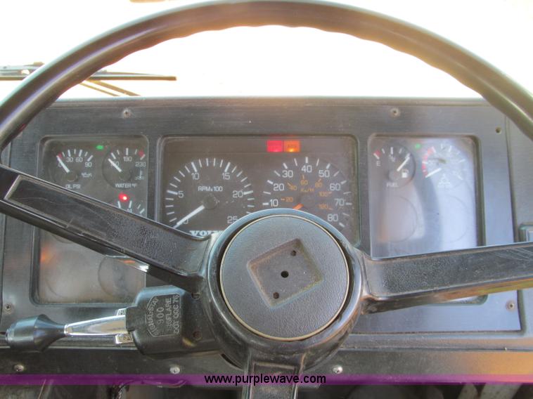 image for item F4524 2000 Volvo WXR semi truck cab and chassis