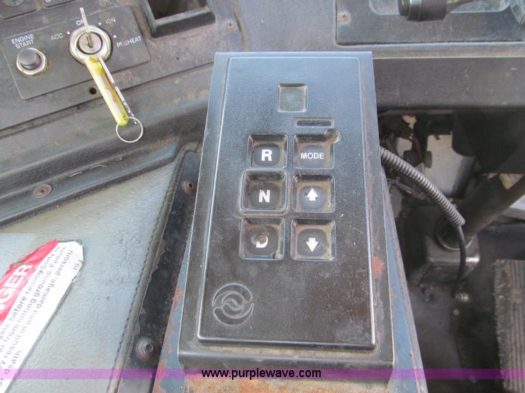 image for item F4524 2000 Volvo WXR semi truck cab and chassis