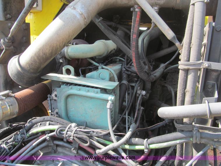 image for item F4524 2000 Volvo WXR semi truck cab and chassis