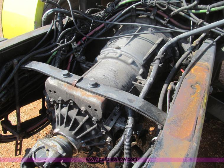 image for item F4524 2000 Volvo WXR semi truck cab and chassis