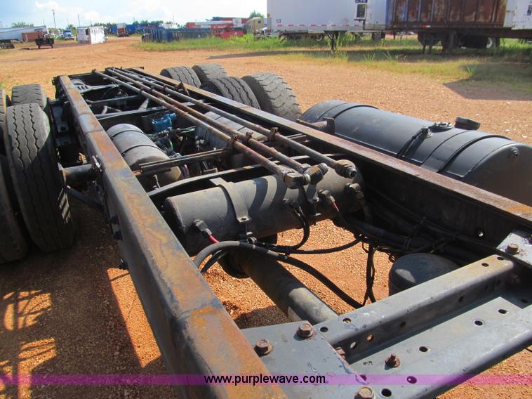 image for item F4524 2000 Volvo WXR semi truck cab and chassis