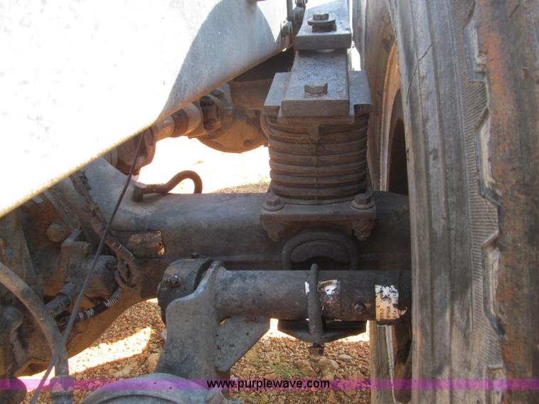 image for item F4524 2000 Volvo WXR semi truck cab and chassis