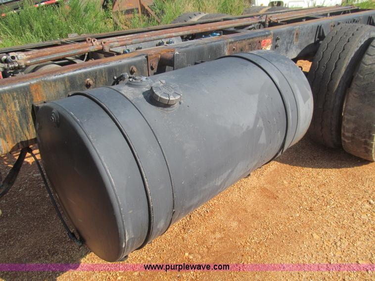 image for item F4524 2000 Volvo WXR semi truck cab and chassis