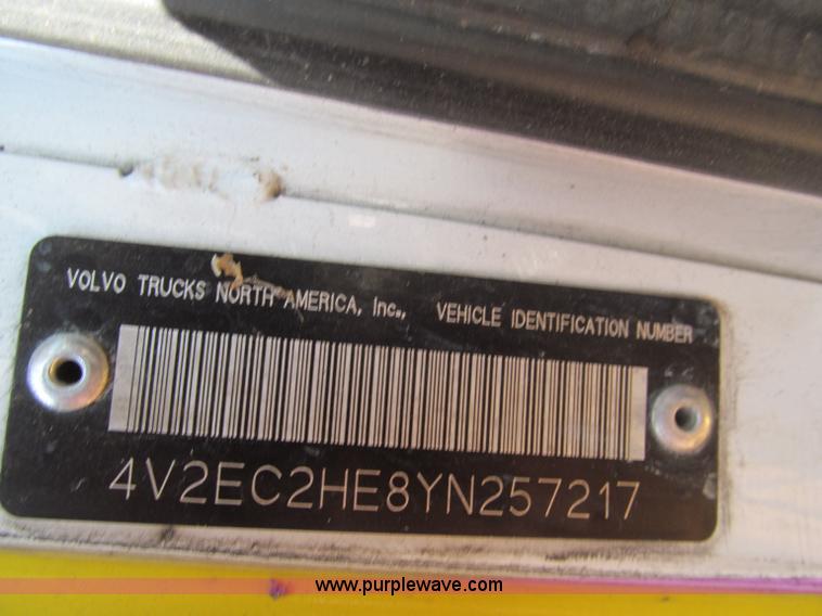 image for item F4524 2000 Volvo WXR semi truck cab and chassis