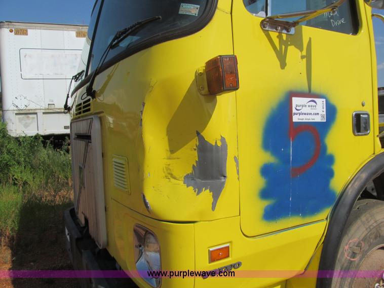image for item F4524 2000 Volvo WXR semi truck cab and chassis