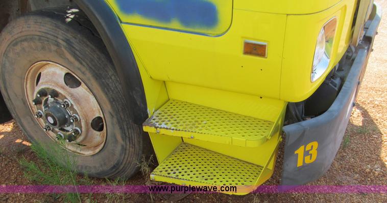 image for item F4524 2000 Volvo WXR semi truck cab and chassis