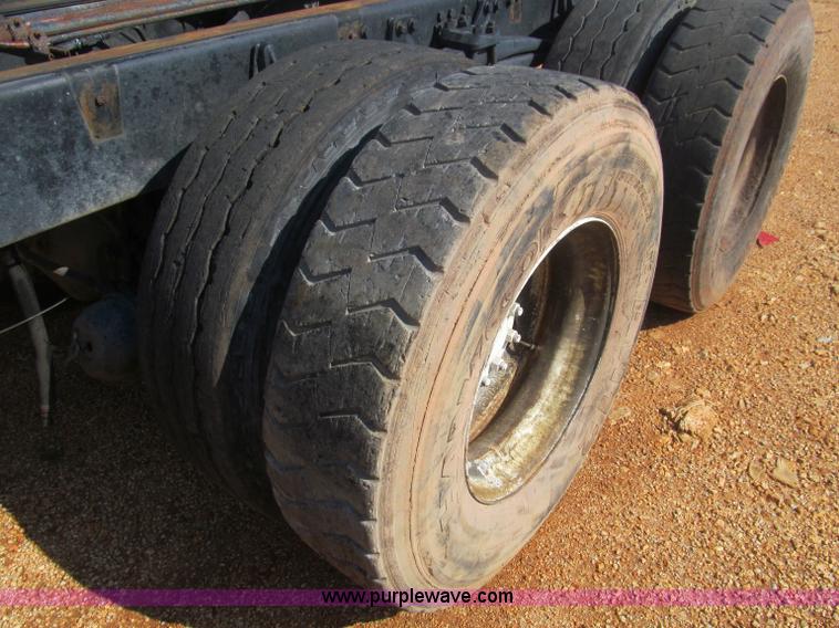 image for item F4524 2000 Volvo WXR semi truck cab and chassis