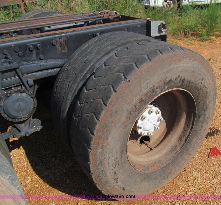 image for item F4524 2000 Volvo WXR semi truck cab and chassis