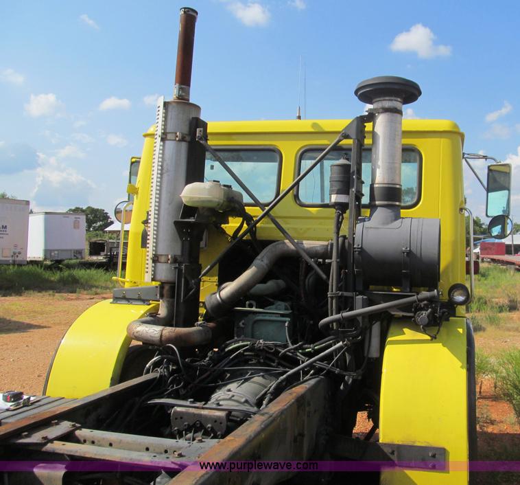 image for item F4524 2000 Volvo WXR semi truck cab and chassis