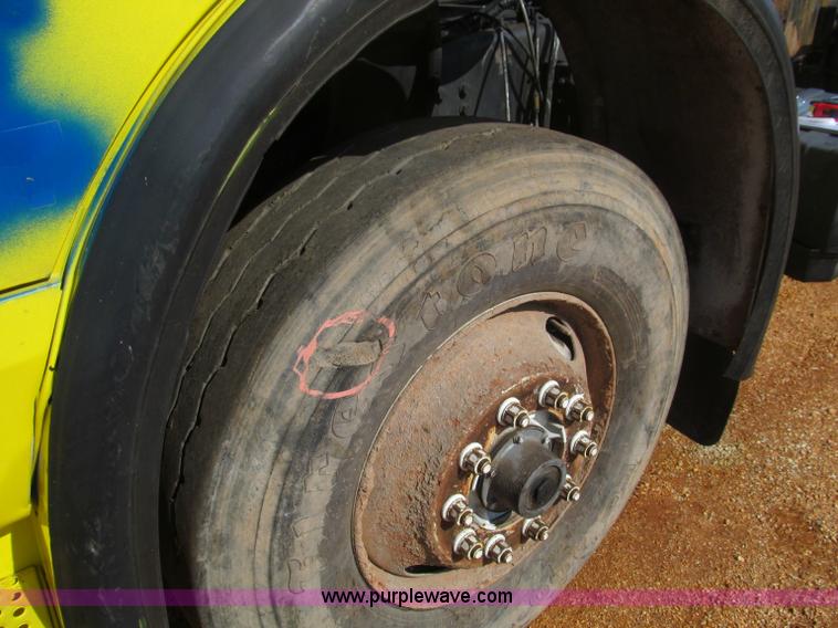 image for item F4524 2000 Volvo WXR semi truck cab and chassis