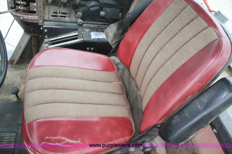 image for item B6928 1981 Massey-Ferguson 2705 tractor