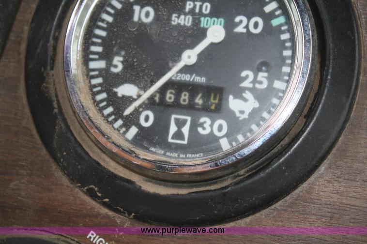 image for item B6928 1981 Massey-Ferguson 2705 tractor